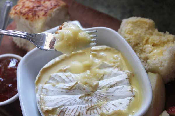 garlic-baked-brie-dip