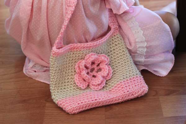 Free crochet pattern: A very sweet little bag that will hold all your little one's treasures and is easy for you to make! Very much a beginner pattern, but experienced crocheters can jazz it up.