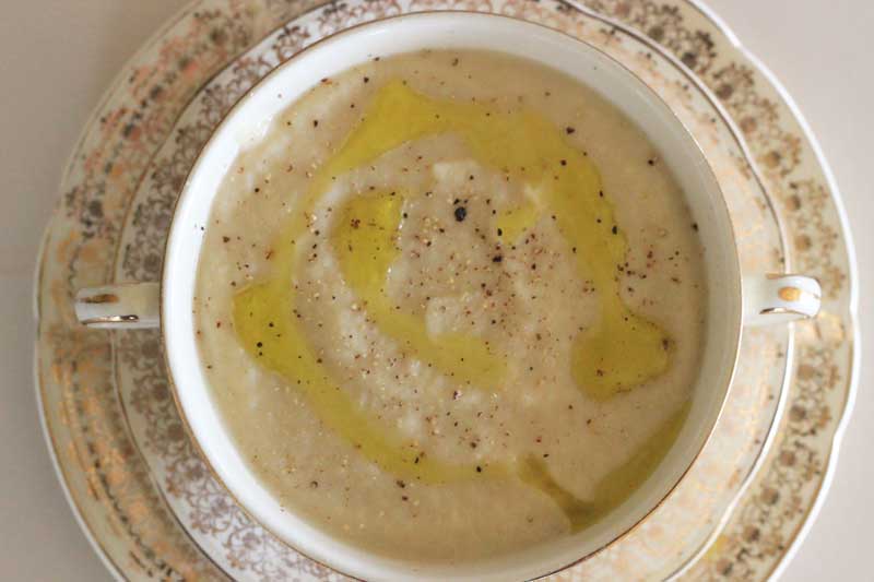 Vegetarian Soup: This cauliflower and Leek soup is begging for you to make it. So simple yet so flavoursome.