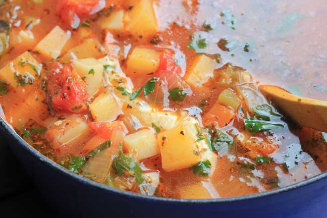 Vegetarian soup: A fresh, light, simple minestrone with a huge flavour kick / theveggiemama.com