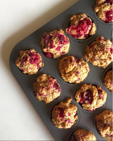Crunchy on the outside, soft on the inside, you'll love these vegan raspberry muffins. Excellent for after school snacks or school lunchboxes or anytime, really!) | theveggiemama.com