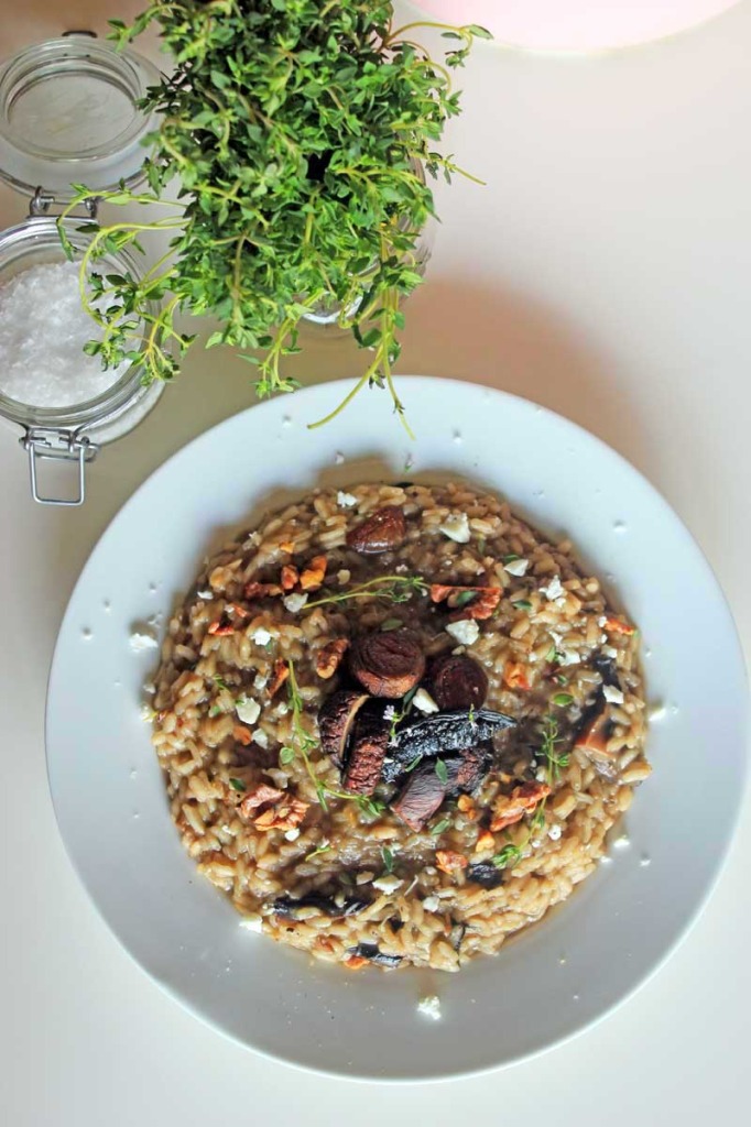 Roasted Mushroom and Toasted Walnut Risotto with Goat Cheese and Thyme / theveggiemama.com