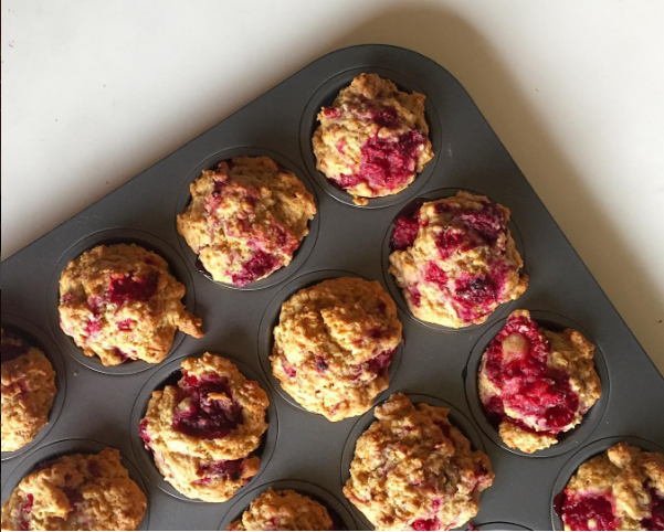 Crunchy on the outside, soft on the inside, you'll love these vegan raspberry muffins. Excellent for after school snacks or school lunchboxes (or anytime, really!) | theveggiemama.com
